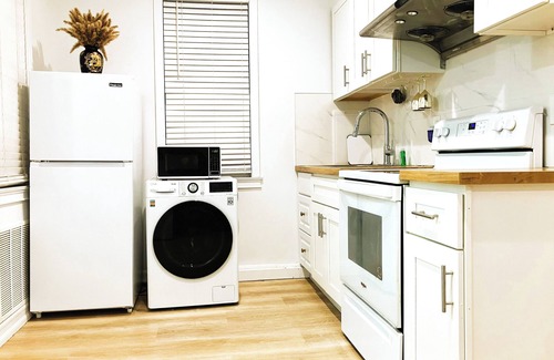 Queens House | Cozy, Luxury 1-2 Bedroom Townhome by Main Street in Charming Flushing, NY.