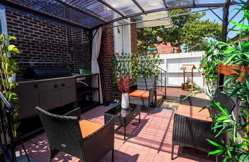Queens House | Cozy, Luxury 1-2 Bedroom Townhome by Main Street in Charming Flushing, NY.