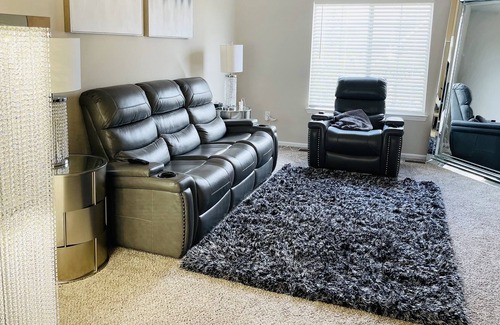 Novi Apartment | Cozy Luxury 2 BR With Free Parking