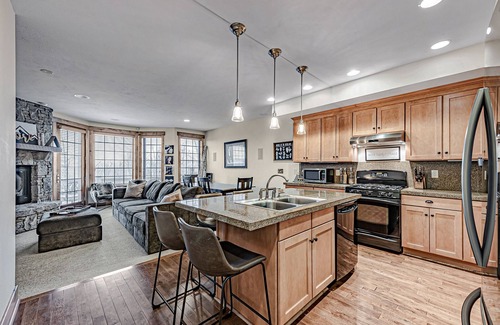 Champion House | Cozy Luxury Almost Ski-in Ski-out with Hot Tub in Southwind!