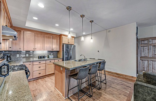 Champion House | Cozy Luxury Almost Ski-in Ski-out with Hot Tub in Southwind!