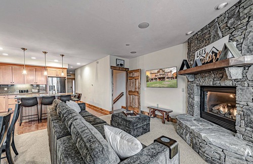 Champion House | Cozy Luxury Almost Ski-in Ski-out with Hot Tub in Southwind!
