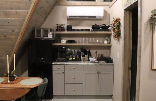 Campton Cabin | Cozy Luxury Cabin for Two on Pond w/Hot Tub, Fire Pit & Game Room – 20 Mins to Red River Gorge