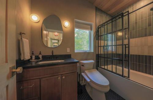 Sunday River Area Apartment | Cozy Luxury Cabin w Hot Tub, Fire Pit, King Bed