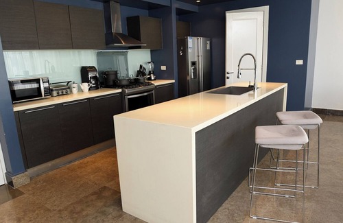 Calidonia Condo | Cozy Luxury Condo w/fitness room, WiFi in enchanting Panamá