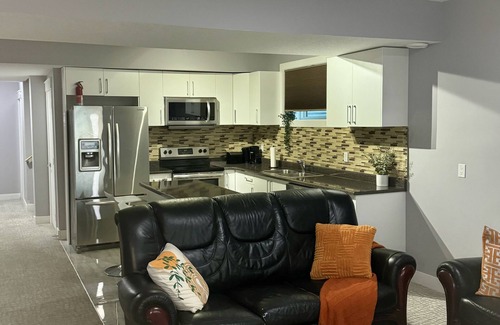 Northeast Edmonton House | Cozy Luxury Home Edmontom