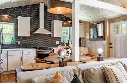 Samak House | Cozy Luxury River Front Home in Kamas with Hot Tub
