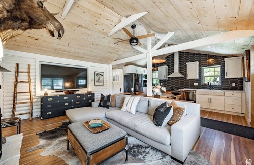 Samak House | Cozy Luxury River Front Home in Kamas with Hot Tub