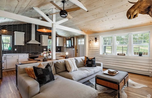 Samak House | Cozy Luxury River Front Home in Kamas with Hot Tub