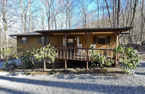 Maggie Valley House | Cozy Maggie Retreat - Easy access one level cabin with two car garage