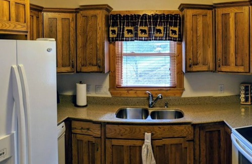 Maggie Valley Cabin | Cozy Maggie Valley Cabin near Cataloochee Ski Area, withnhot tub. Bikers Welcome