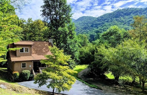 Maggie Valley Cabin | Cozy Maggie Valley Cabin near Cataloochee Ski Area, withnhot tub. Bikers Welcome