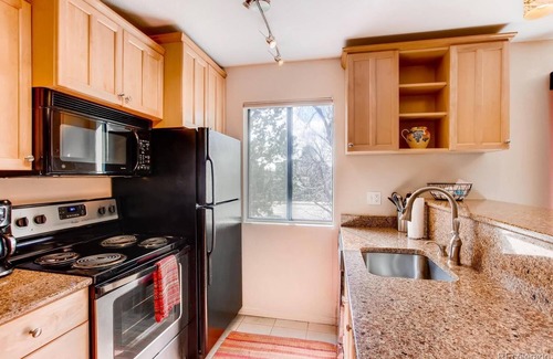 Greenwood Village Condo | Cozy main floor 2-bedroom condo with pool & fitness area