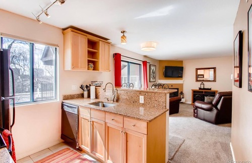 Greenwood Village Condo | Cozy main floor 2-bedroom condo with pool & fitness area