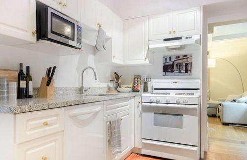 Kitsilano House | Cozy Main Floor in Historic Kitsilano Home – Walk to Beach & Shops