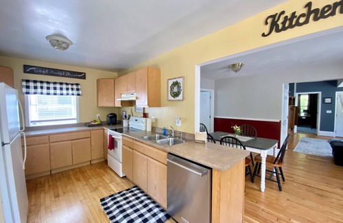 Adrian Apartment | Cozy Main Street Flat