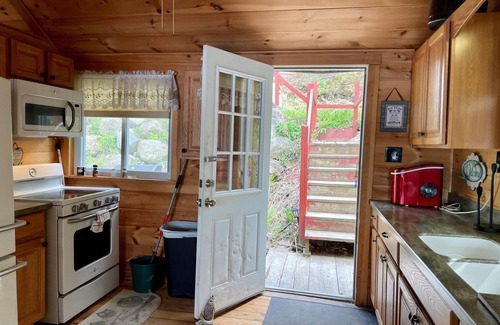 Oakland Cabin | Cozy Maine Lakefront Cabin near Colby College