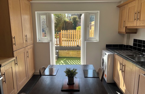 Epsom Apartment | Cozy Maisonette in Langley Vale