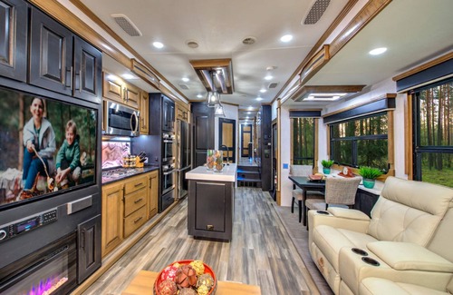 Winterville House | Cozy Mansion on Wheels for Rent Monthly/Annually ONLY.