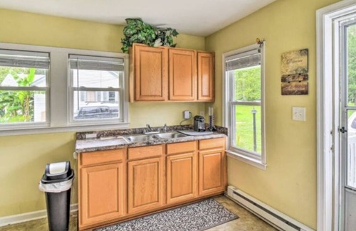 Central Newport News House | Cozy Marina Home, Pet Friendly, Free Parking, huge yard for pets and boats