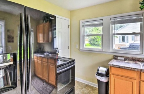 Central Newport News House | Cozy Marina Home, Pet Friendly, Free Parking, huge yard for pets and boats