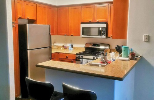 Marina del Rey Apartment | Cozy master bedroom in gorgeous Marina del Rey close to the ocean and the beach