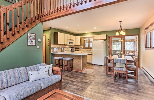 Lackawaxen House | Cozy Masthope Mountain Home w/Sauna! Walk to lake!