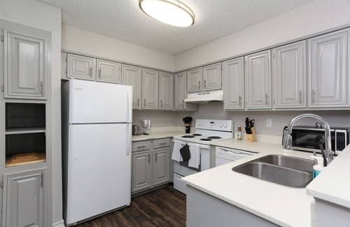 Oakwell Farms Apartment | Cozy Medical Center Apartment