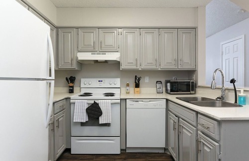 Oakwell Farms Apartment | Cozy Medical Center Apartment