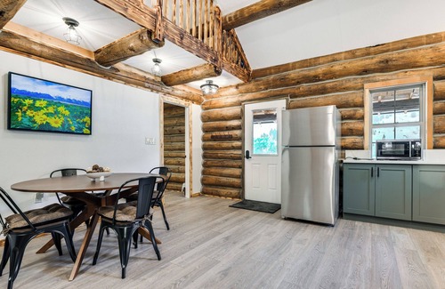 Divide Cabin | Cozy Melrose Cabin w/Fire Pit: Walk to River!