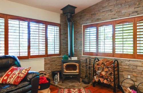 Mi-Wuk Village House | Cozy Mi-Wuk Village Cabin with Deck!