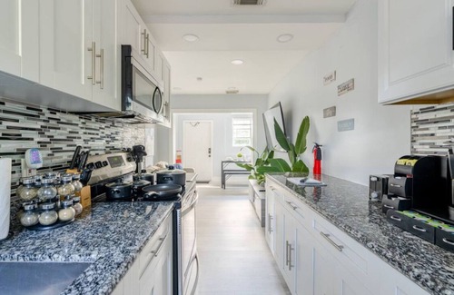 Pinewood Apartment | COZY MIAMI HOME NEAR DOWNTOWN/WYNWOOD/DESIGN DISTRIC