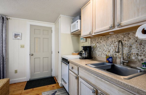 Dennis Port Condo | Cozy Mid-Cape Studio Steps to the Beach