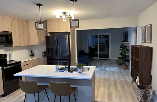 Bloomington House | Cozy Mid Century 5 minutes from IU stadium