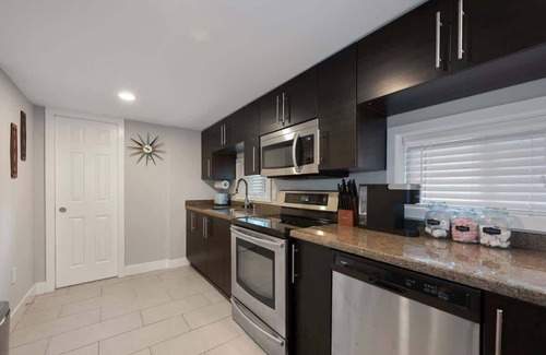 Columbia Heights Condo | Cozy Mid-Century Apartment Steps From Restaurants
