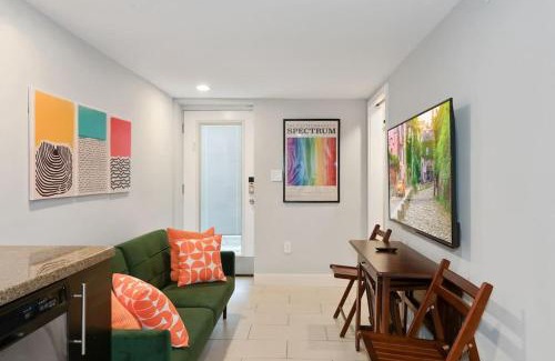 Park View House | Cozy Mid-Century Apartment Steps From Restaurants #DCottage