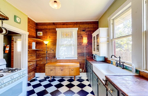 Lockhart House | Cozy Mid-Century Cottage | Lockhart