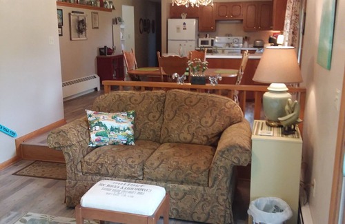 Nelson House | Cozy Mid-Century home on the scenic River Road.