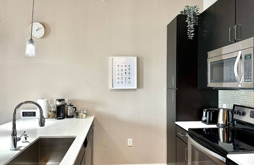 Texas Medical Center Apartment | Cozy Mid-Century Modern FREE parking | MDAnderson