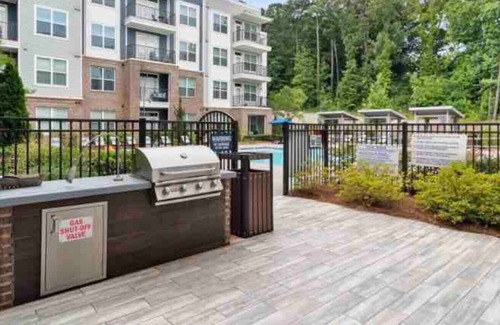 Sandy Springs Apartment | Cozy Mid-Rise Suburb of Atlantan