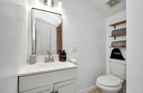 Cypress Condo | Cozy Mini-Studio: Queen Bed & Coffee Nook