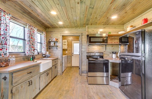 New Site Cabin | Cozy Mississippi Cabin w/Covered Porch & Grill!