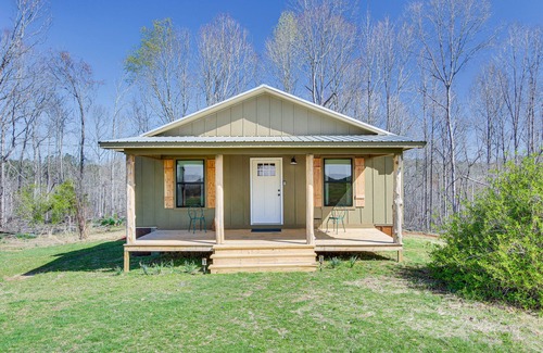 New Site Cabin | Cozy Mississippi Cabin w/Covered Porch & Grill!