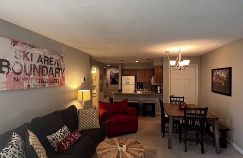 West Dover Condo | Cozy Mnt Snow Condo - 4 Min walk to Liftn