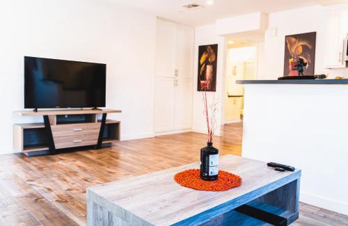 Wilshire Apartment | Cozy Modern 1-Bedroom in Koreatown, Near Hollywood Attractions