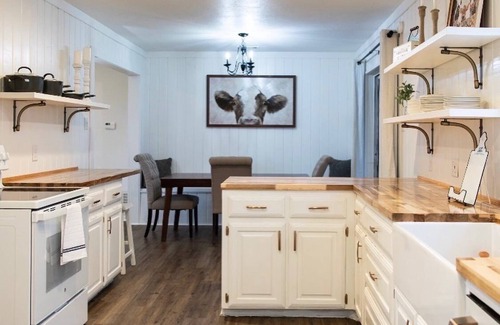 Crawford Other | Cozy Modern 2/2 Farmhouse Near Waco