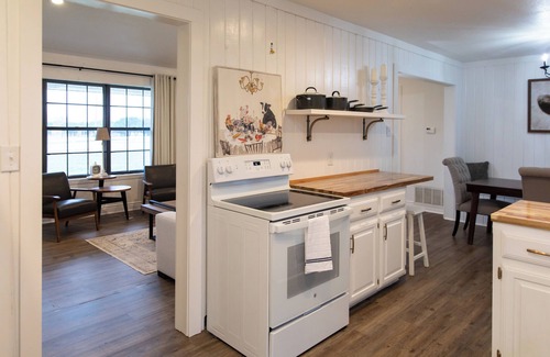 Crawford Other | Cozy Modern 2/2 Farmhouse Near Waco