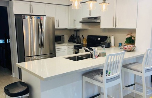 Alderwood House | Cozy Modern 2-Bed Townhouse in Toronto