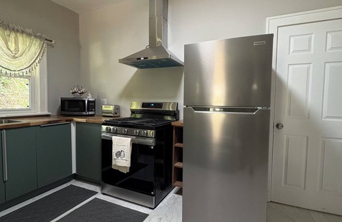 Westwood House | Cozy Modern 2 Bedroom House Near Downtown Cincinnati in Historic Westwood