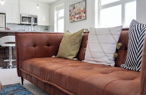 Calgary Chinatown Apartment | Cozy & Modern 2 BR + 2 Bath Waterfront Downtown